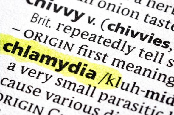 Todo sobre la clamidia: Síntomas, pruebas diagnósticas, tratamiento y prevención